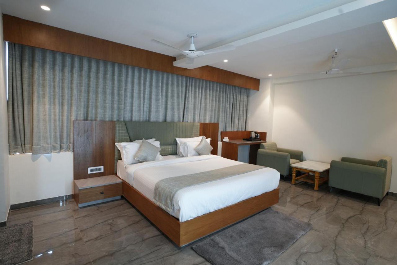 Rds Hotel Ahmedabad Bagian luar foto