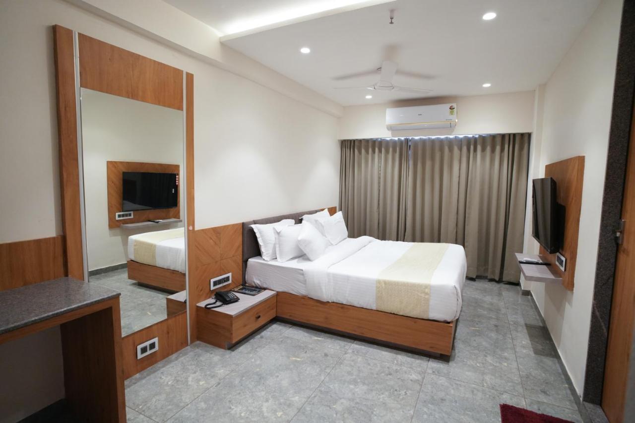 Rds Hotel Ahmedabad Bagian luar foto