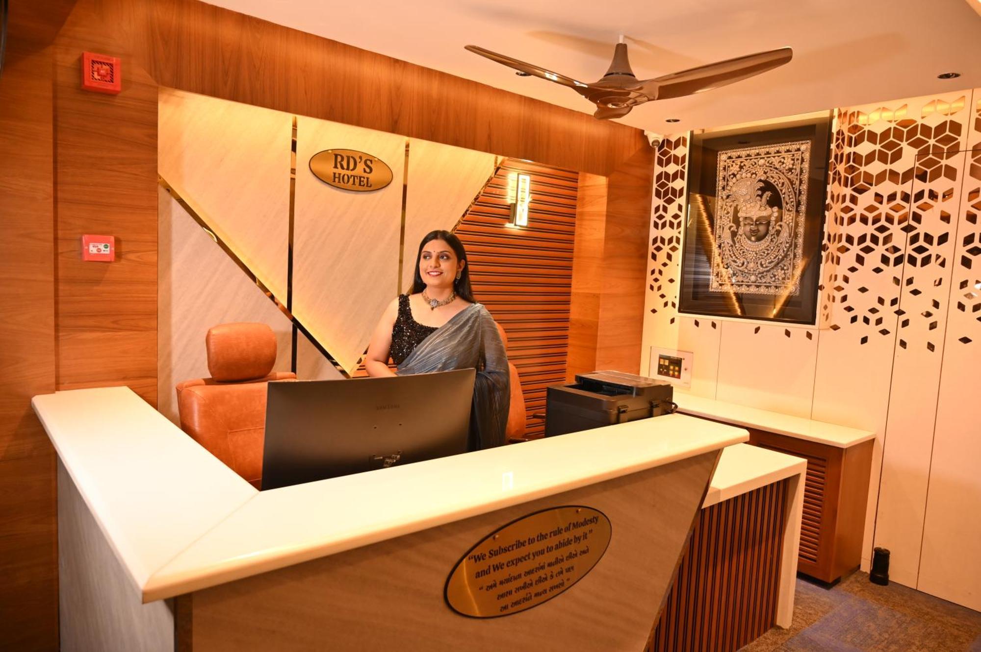 Rds Hotel Ahmedabad Bagian luar foto