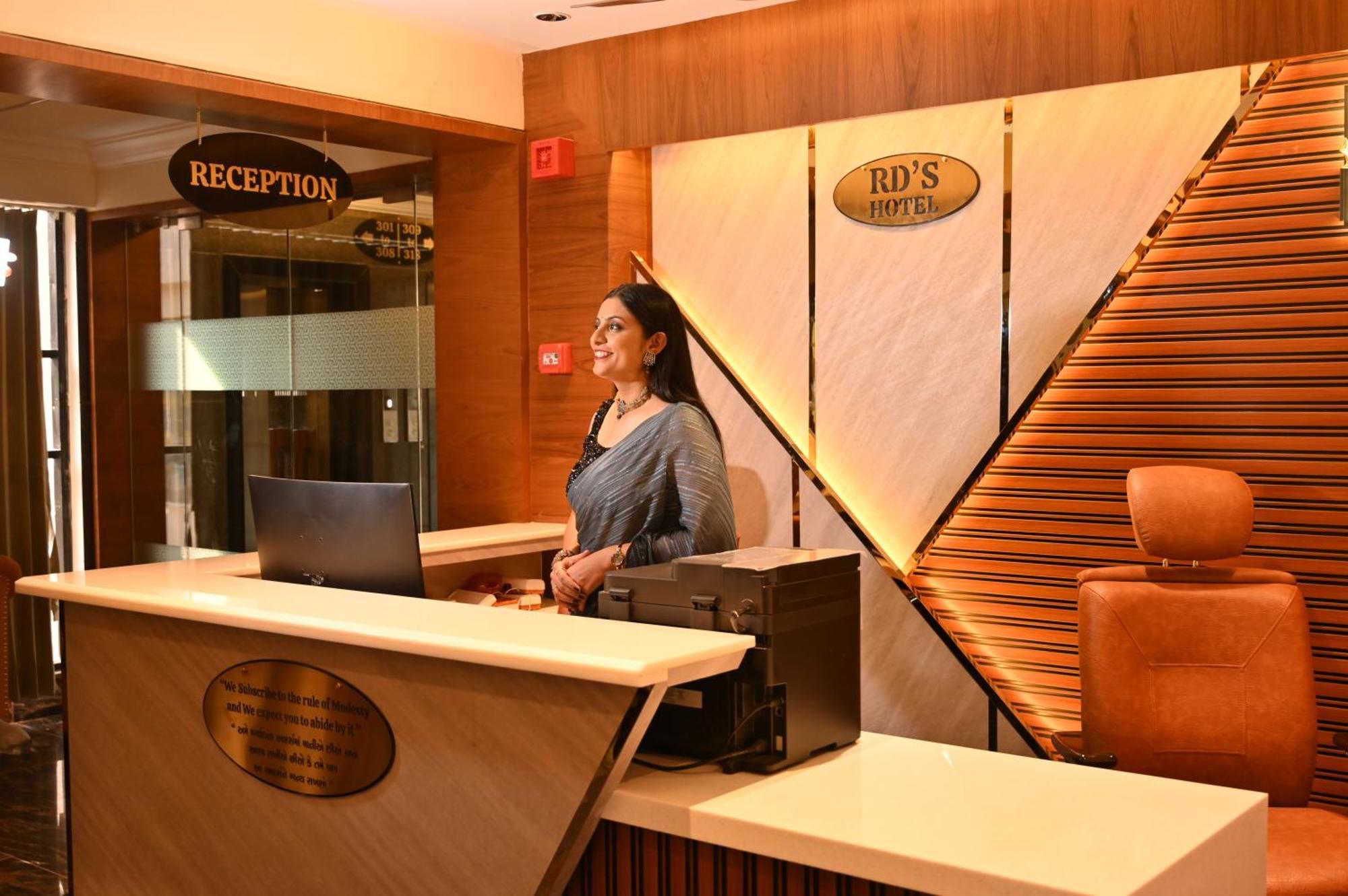 Rds Hotel Ahmedabad Bagian luar foto