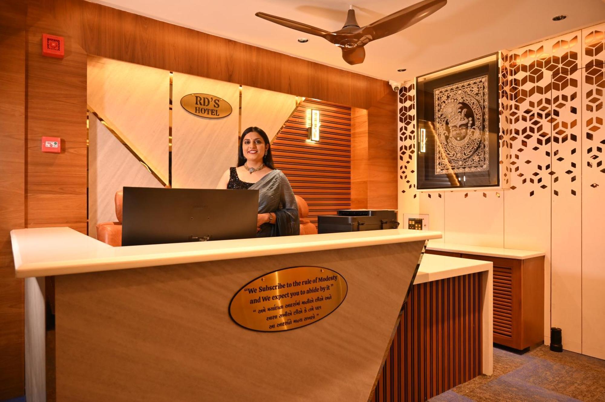 Rds Hotel Ahmedabad Bagian luar foto