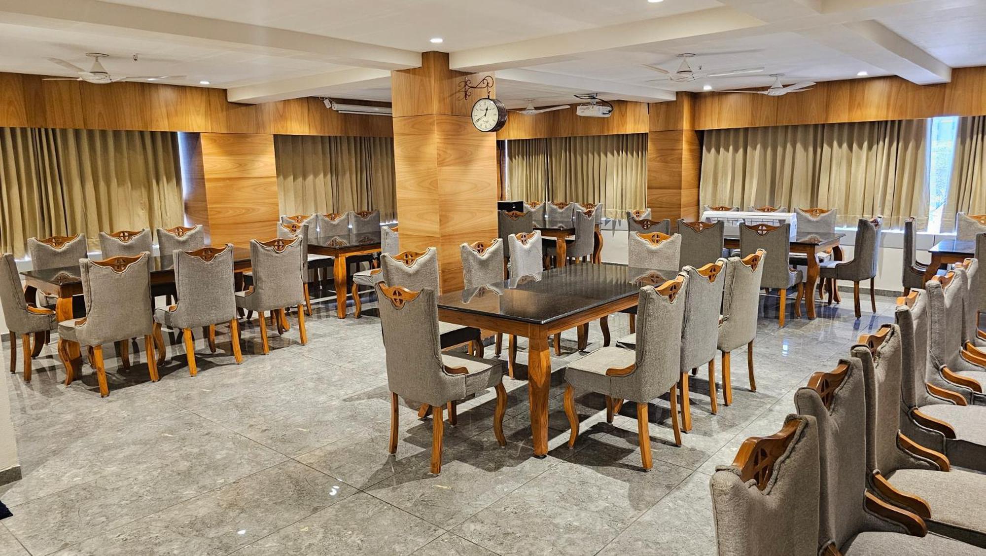 Rds Hotel Ahmedabad Bagian luar foto