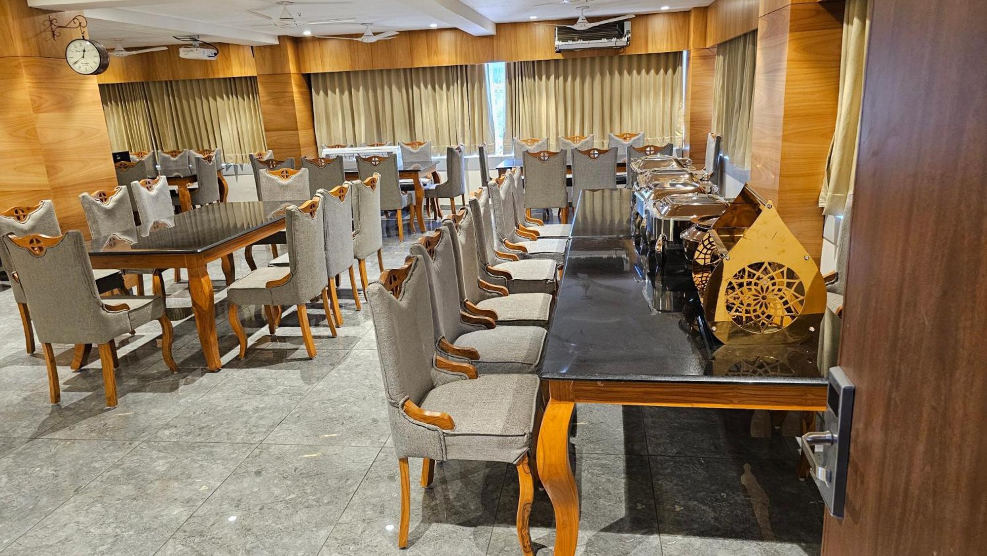 Rds Hotel Ahmedabad Bagian luar foto